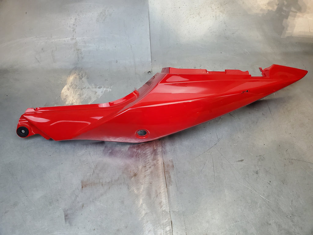 tail fairing left side red good condition YU7 red 2g/sv1000 2003-2009