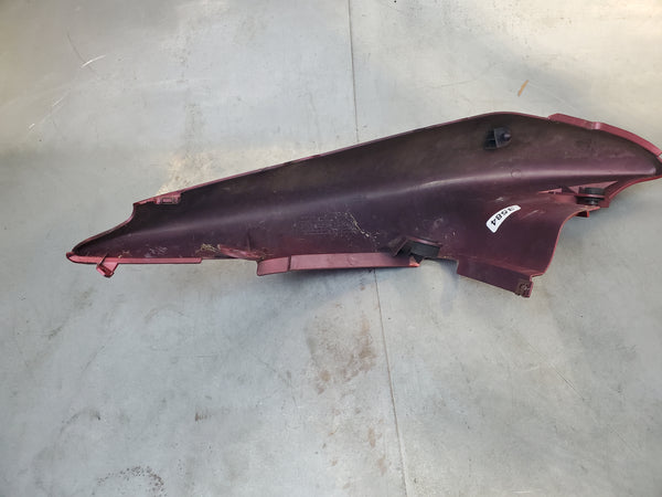 scratched 19a right rear tail fairing plastic red 1g 99-02