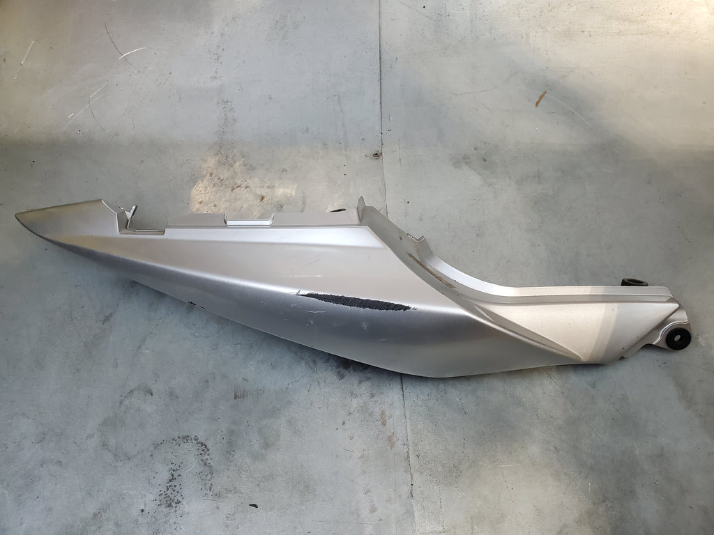 damaged right tail plastic fairing piece 03+ sv650/sv1000 YD8 Silver