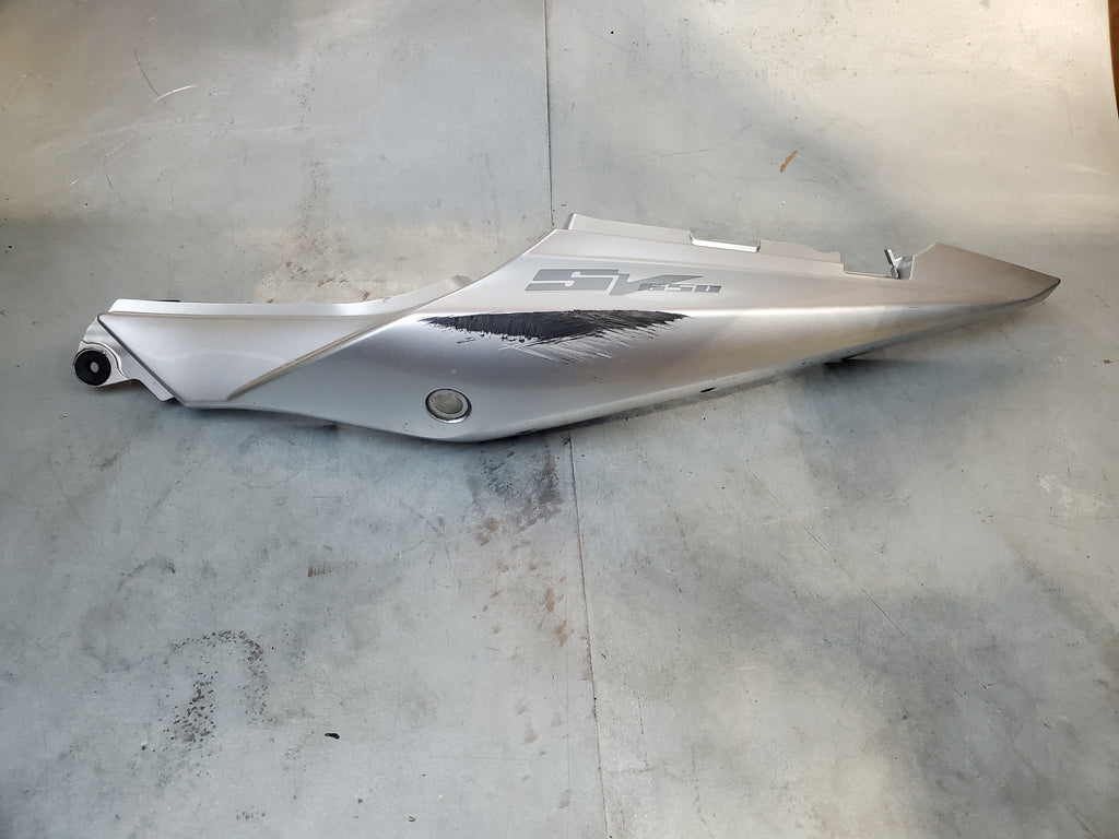 damaged left tail plastic fairing piece 03+ sv650/sv1000 YD8 Silver
