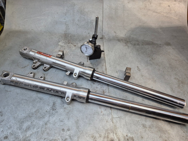 Straight forks w/o preload adjusters  1g 99-02 sv650