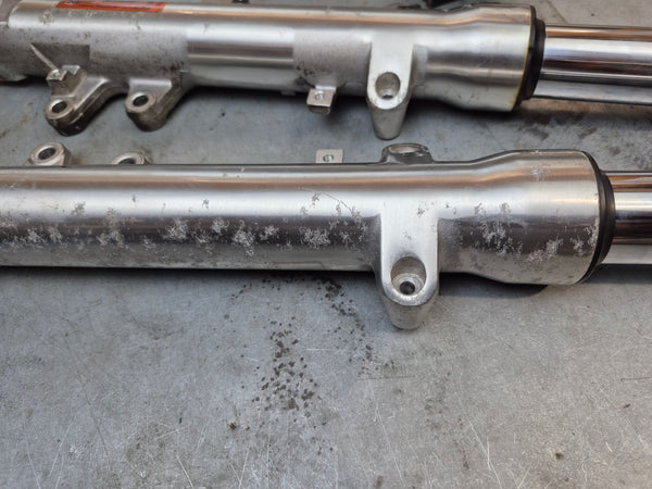 Straight forks w/o preload adjusters  1g 99-02 sv650