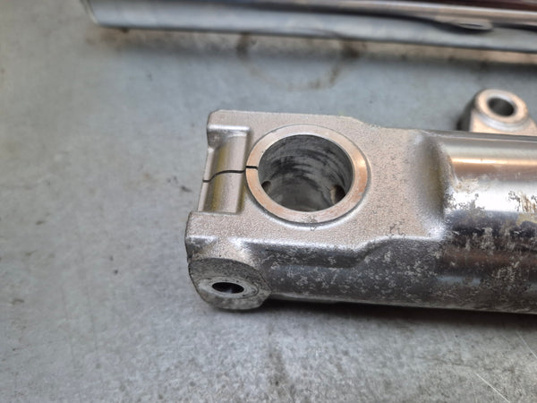 Straight forks w/o preload adjusters  1g 99-02 sv650
