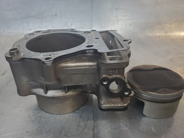 rear cylinder and piston sv1000